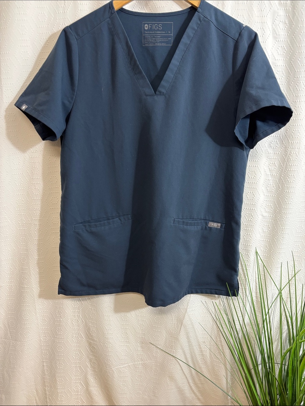 Figs scrub top